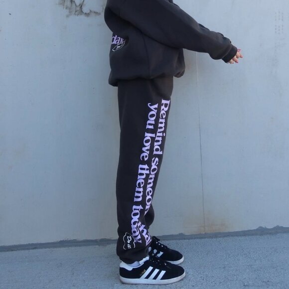 Mayfair Sweats - Picture 3 of 4